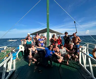 Banca La Tortue pour Apo Island avec plongeurs à bord